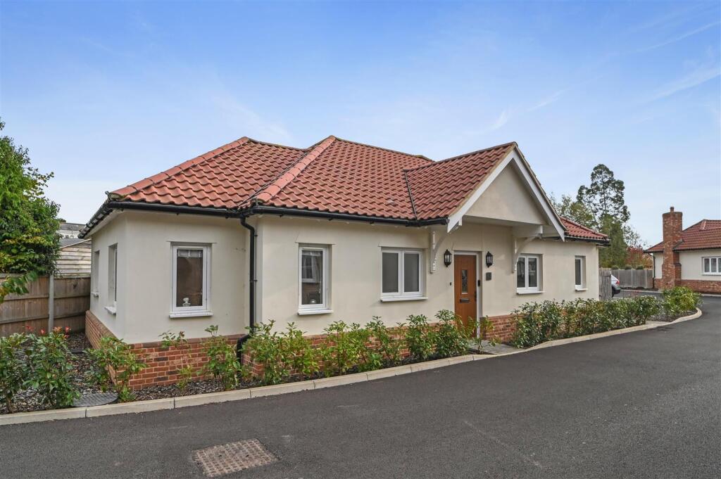 3-bed bungalow on Kirby-Le-Soken, Frinton-On-Sea, £425,000