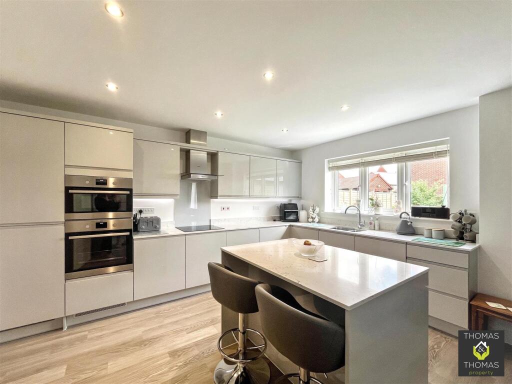 House in Tewkesbury, Twigworth Green, Twigworth - More
