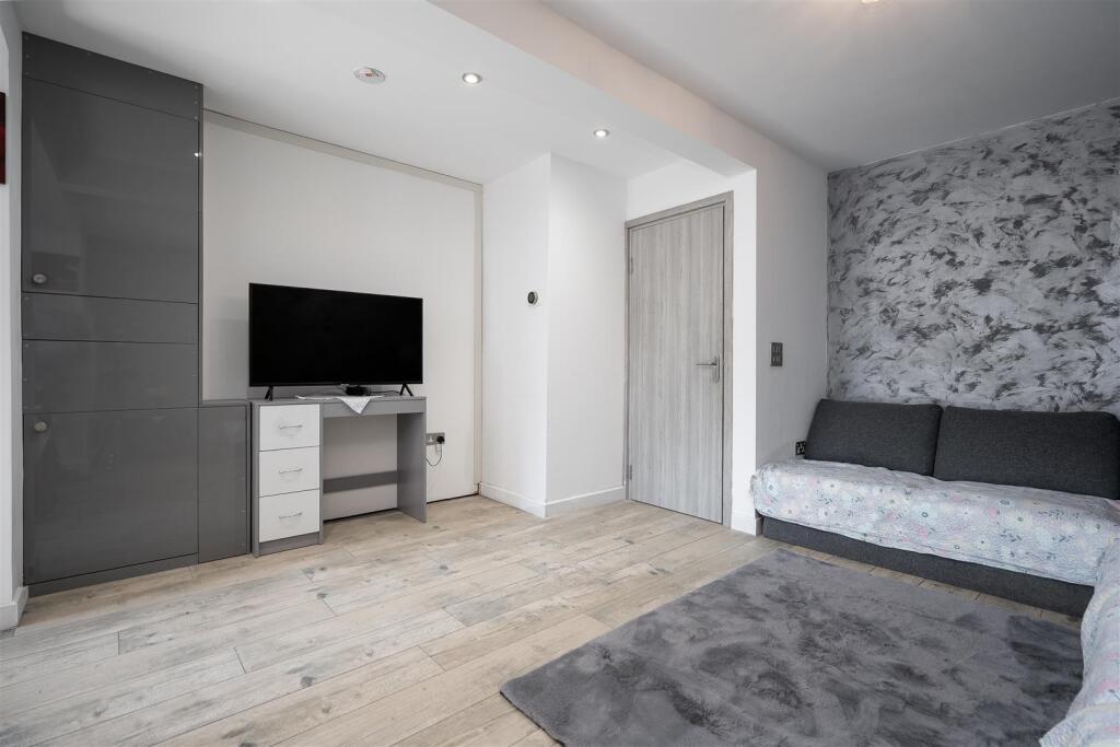 Thatcher Close, West Drayton photo 3