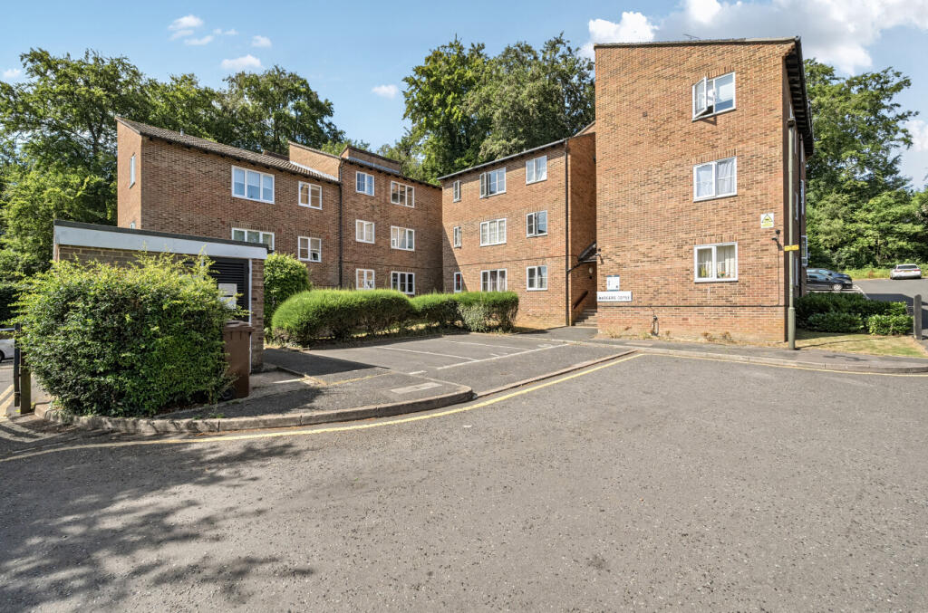 2-bed flat on Badgers Copse, Orpington, £270,000