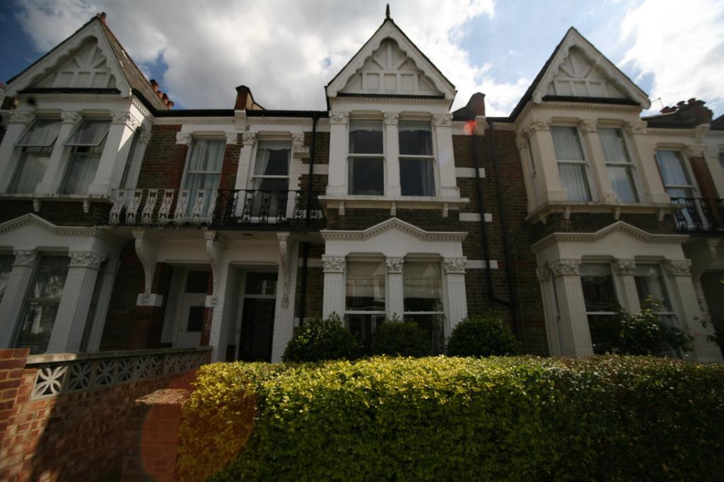 House in London, Brondesbury Park, Brondesbury - More