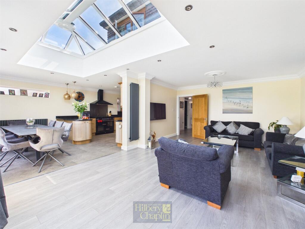 Holmwood Avenue, Shenfield, Brentwood, Essex, CM15 photo 2