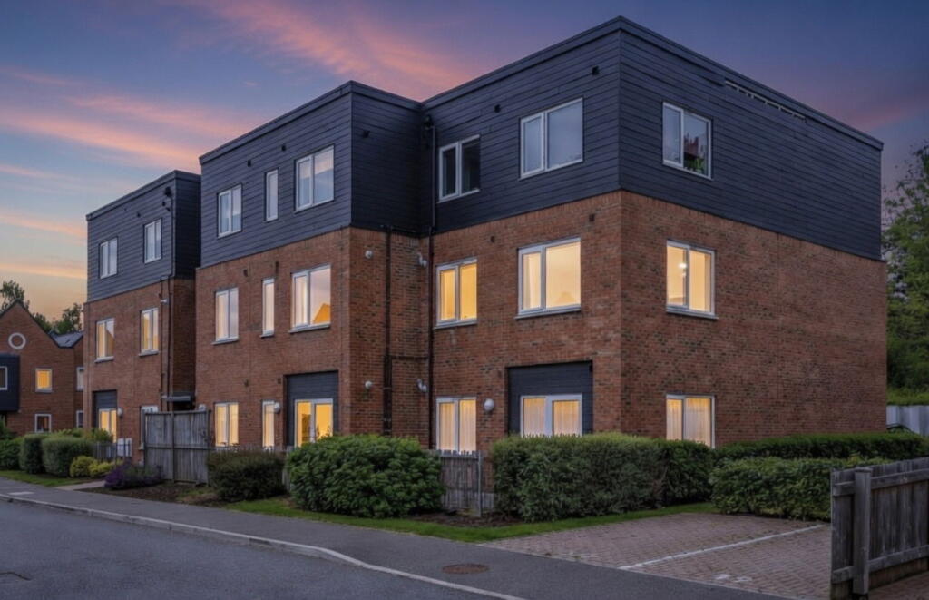 1-bed flat on Caxton Close,Edenbridge,TN8 6FT, £70,500