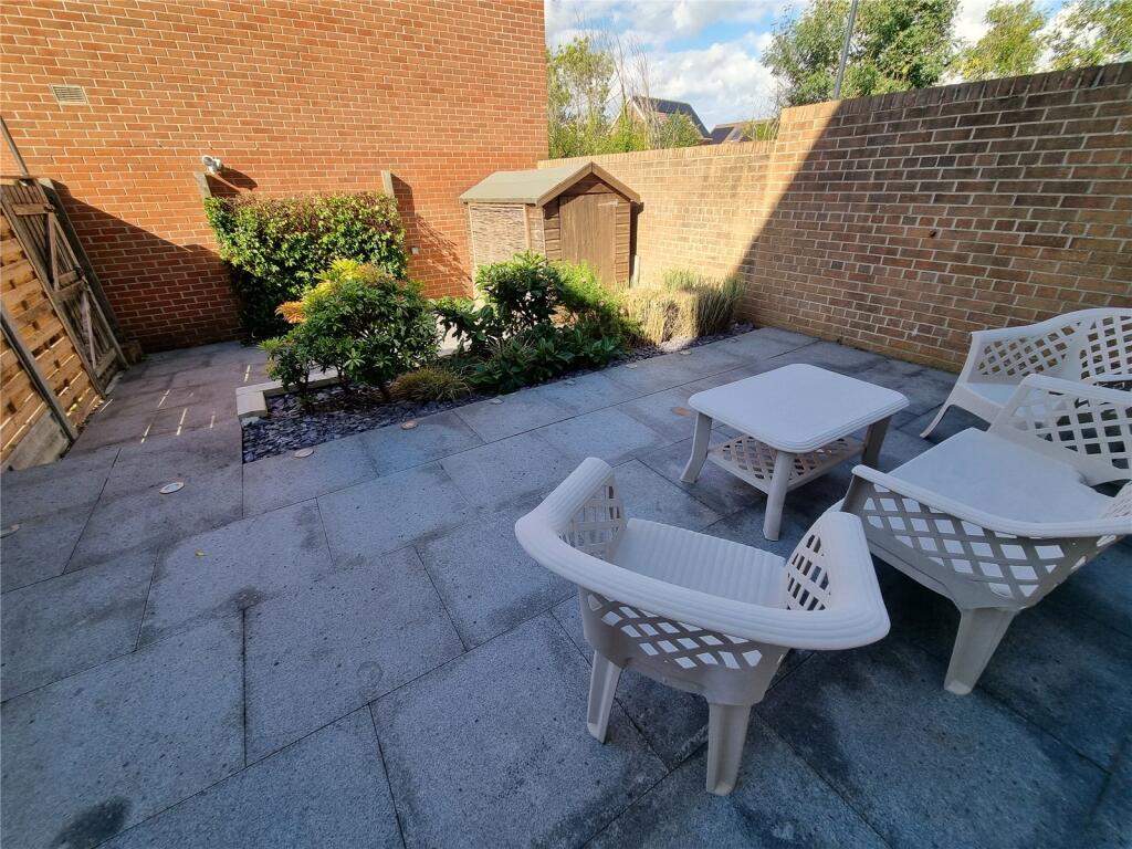 5 bedroom end of terrace house for rent