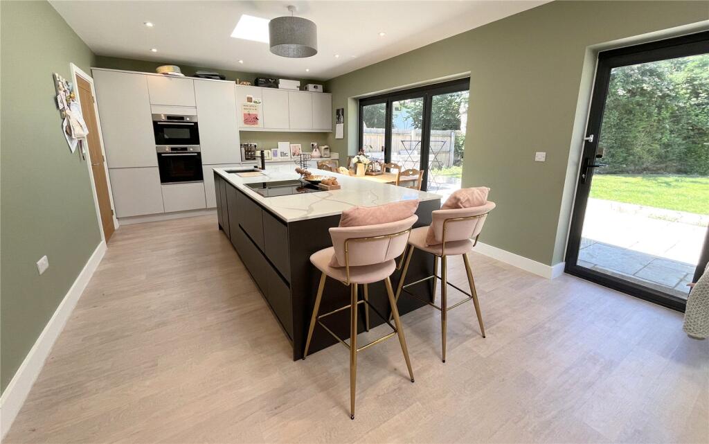 Chewton Common Road, Highcliffe, Christchurch, Dorset, BH23 photo 3