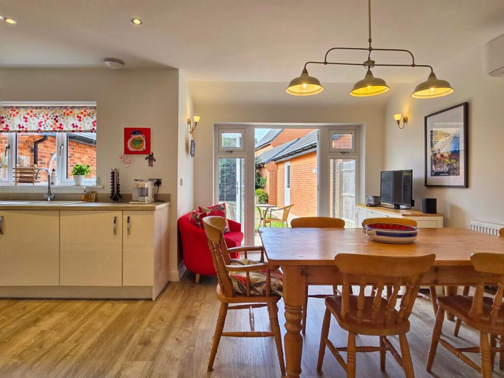 House in Ampthill, Central Bedfordshire - More