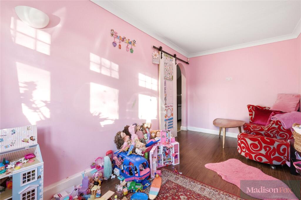 Regency Close, Chigwell, Essex, IG7 – další