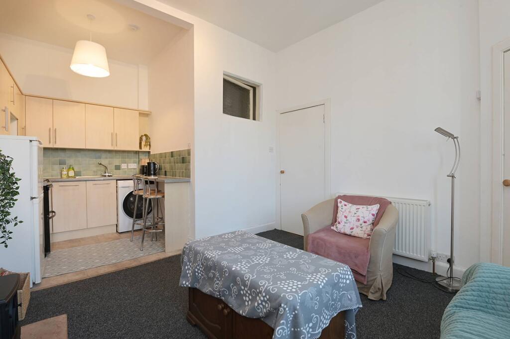 Apartment in Edinburgh, Morningside - View 3