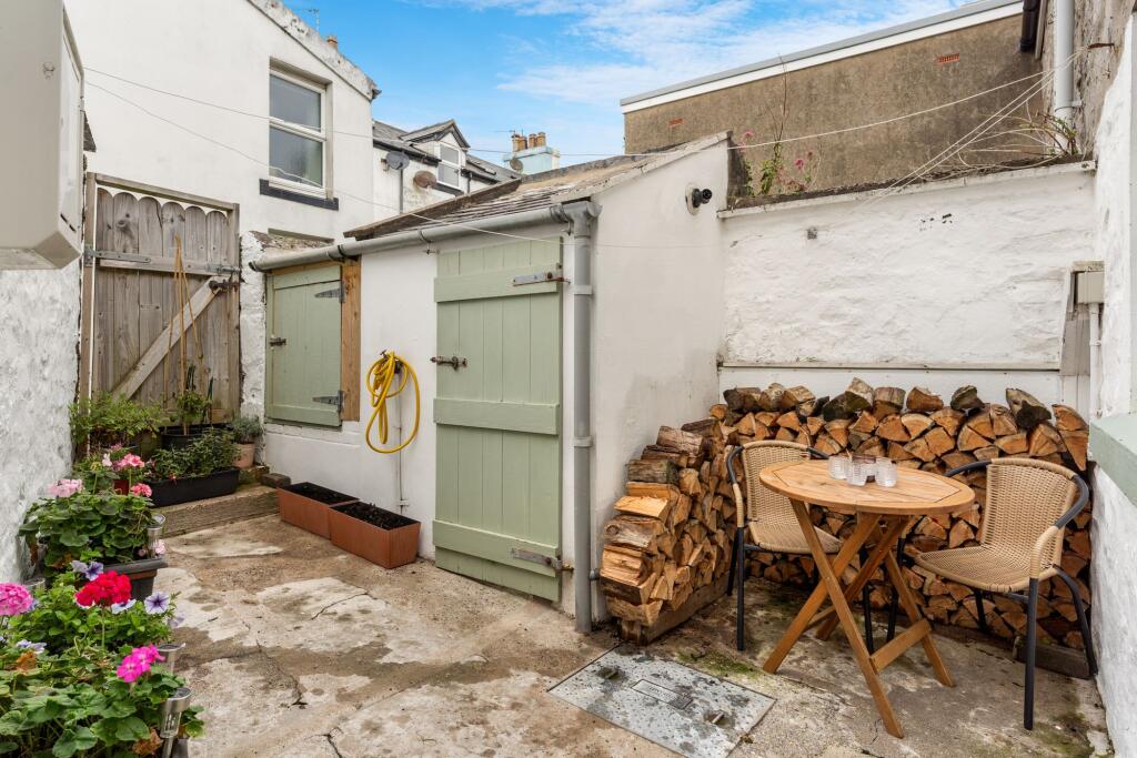House in 1 Athol Terrace Castletown - More