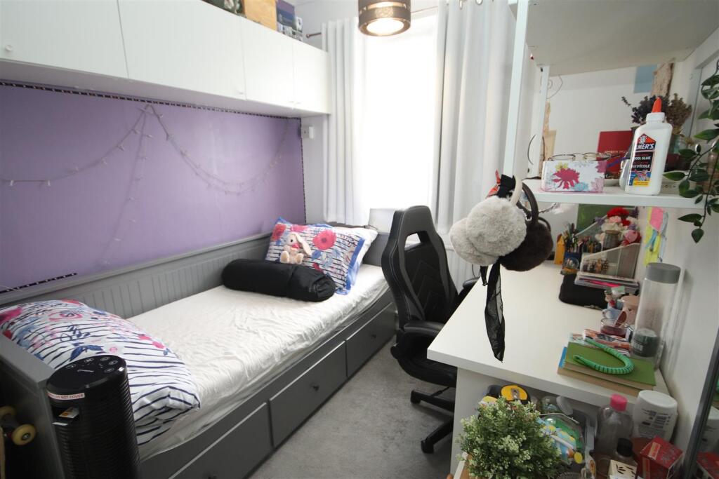 House in Dartford - More