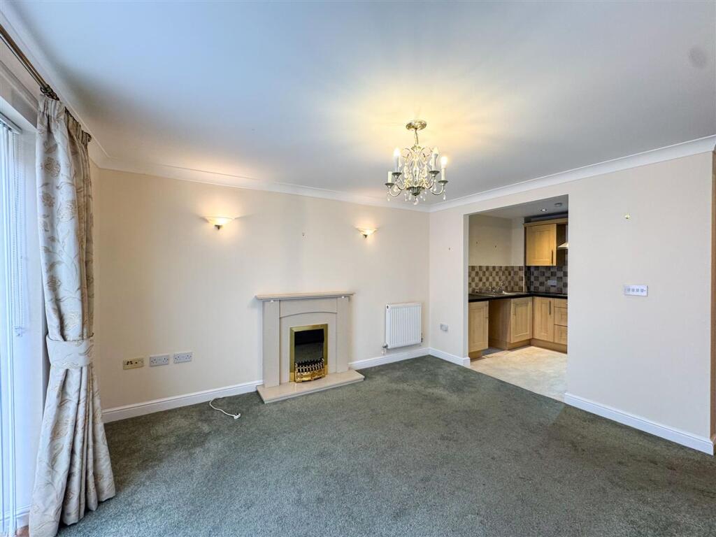 Royal Court, Worksop, S80 photo 2