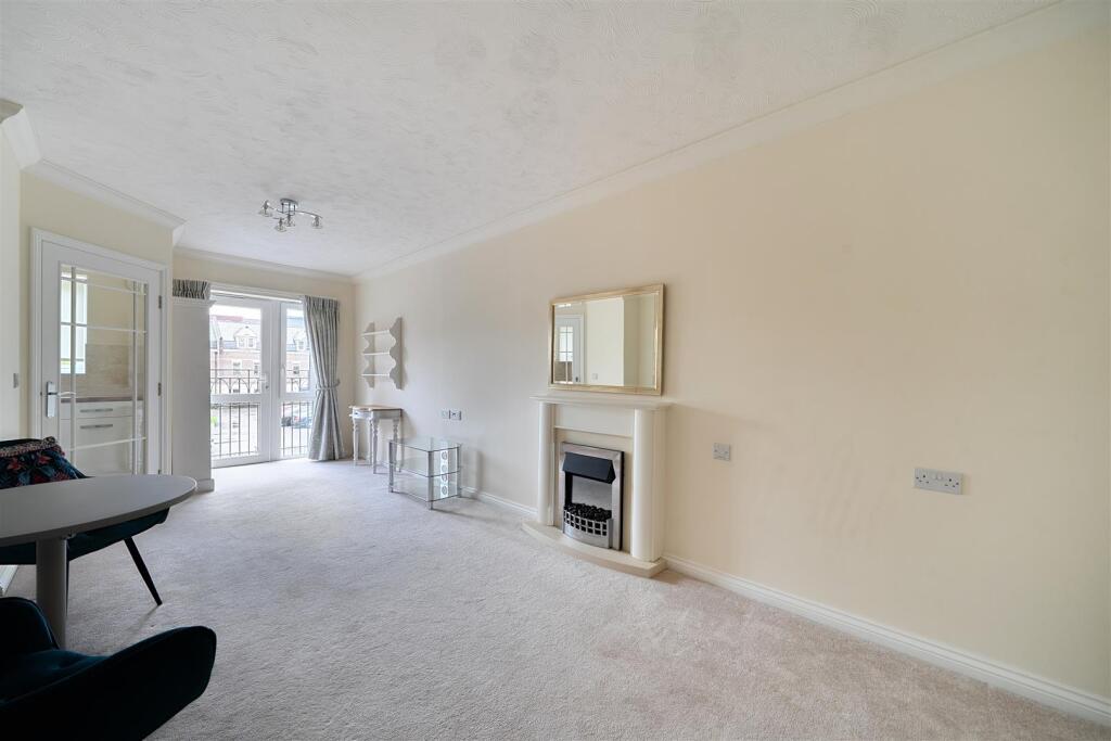 Apartment in Kingston upon Thames - View 4