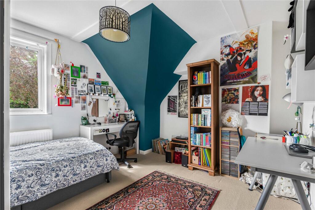 House in Elmbridge, Clarendon Park - More