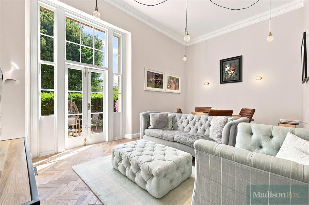 House in Chigwell, Grange Hill - View 4