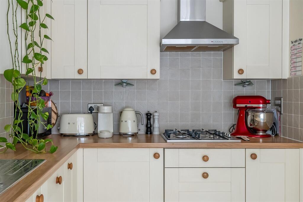 House in Kingston upon Thames - More