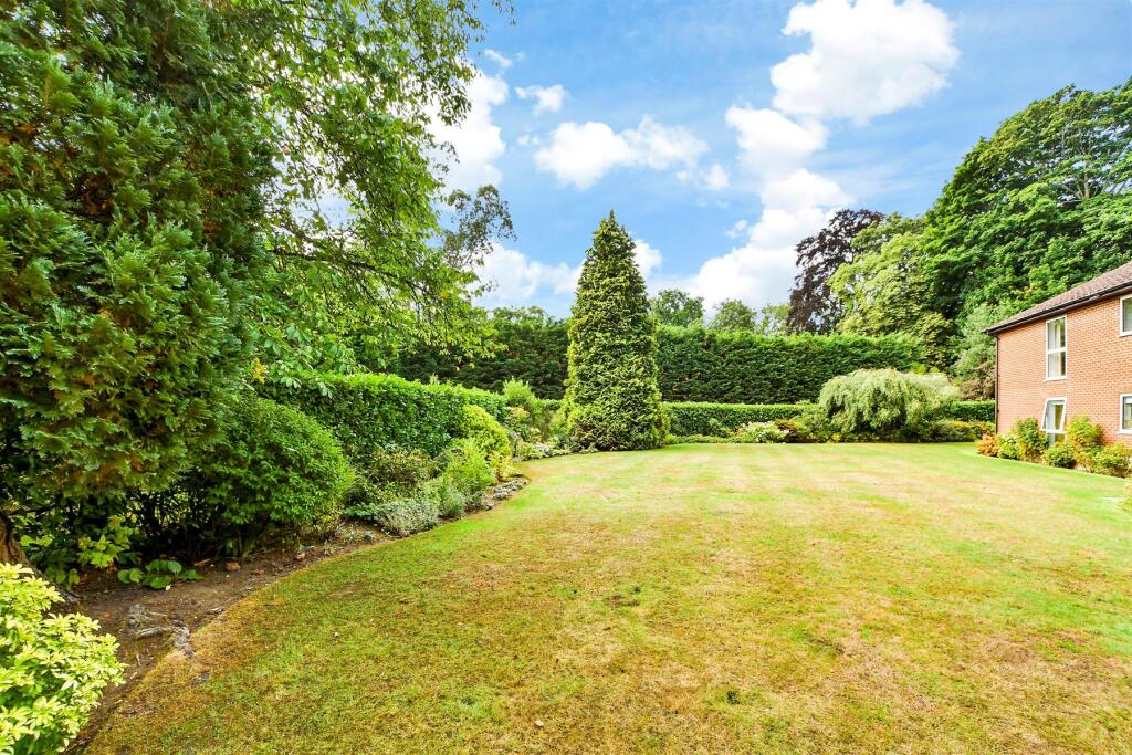 2-bed apartment on Knowle Lane, Cranleigh, Surrey, £325,000