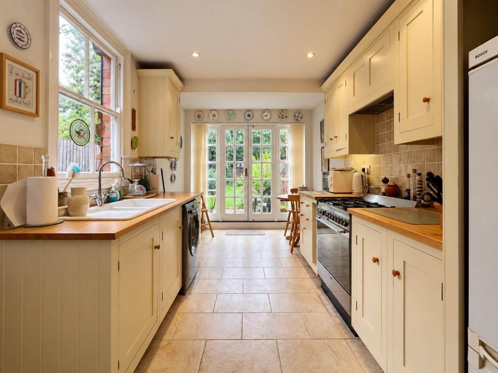 Albany Road, Stratford-Upon-Avon - View 2