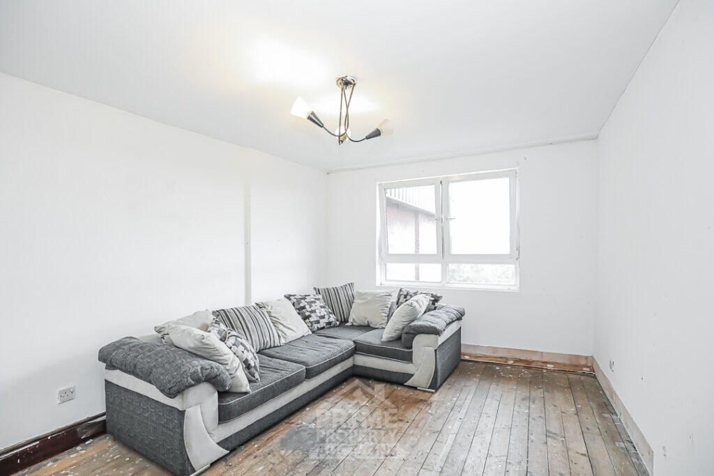 Apartment in Cumbernauld, Kildrum - View 4