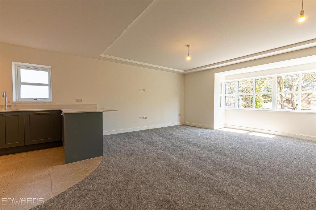 14 Golf Links Road, Ferndown photo 4