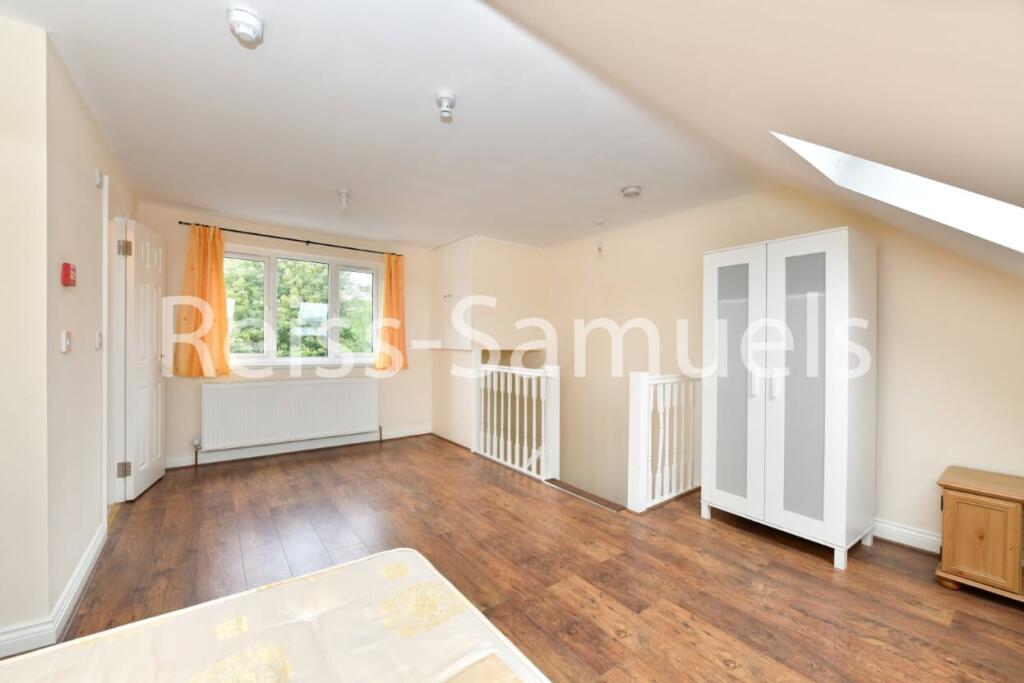 6 bedroom semi-detached house for rent