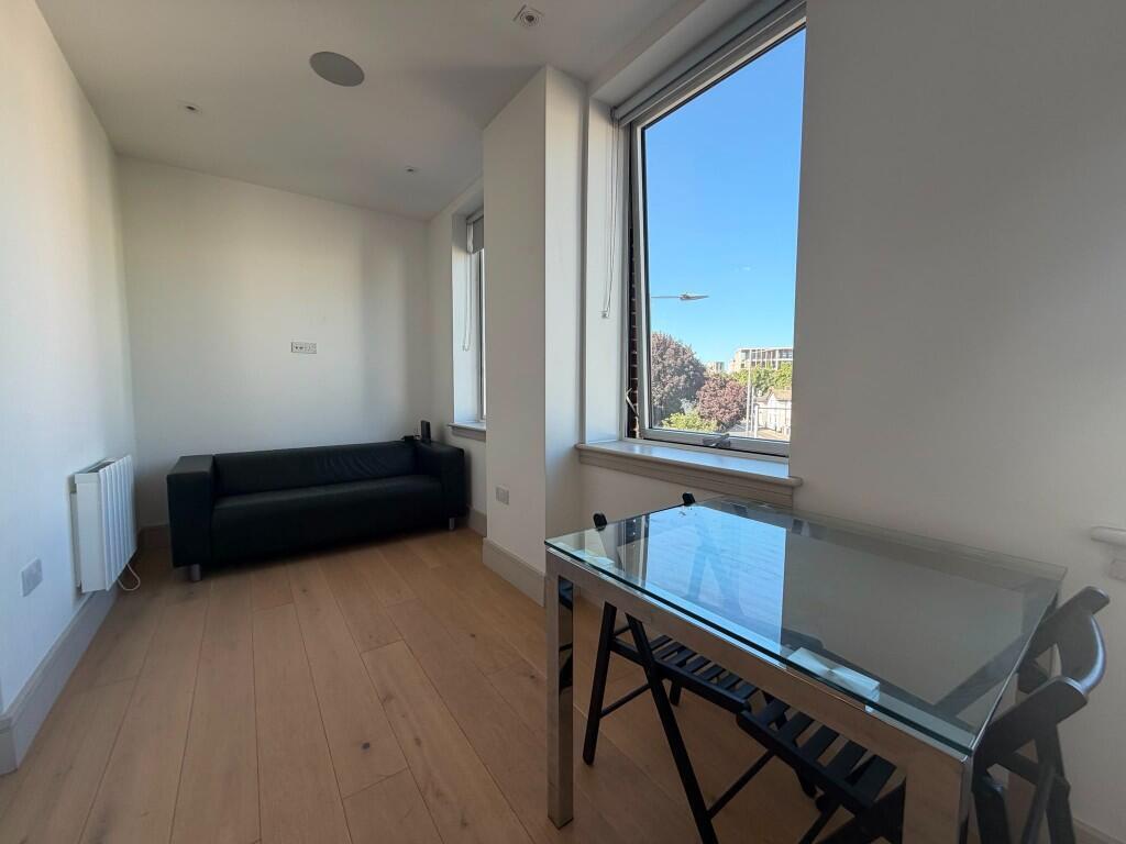 Apartment in Kingston upon Thames - View 3