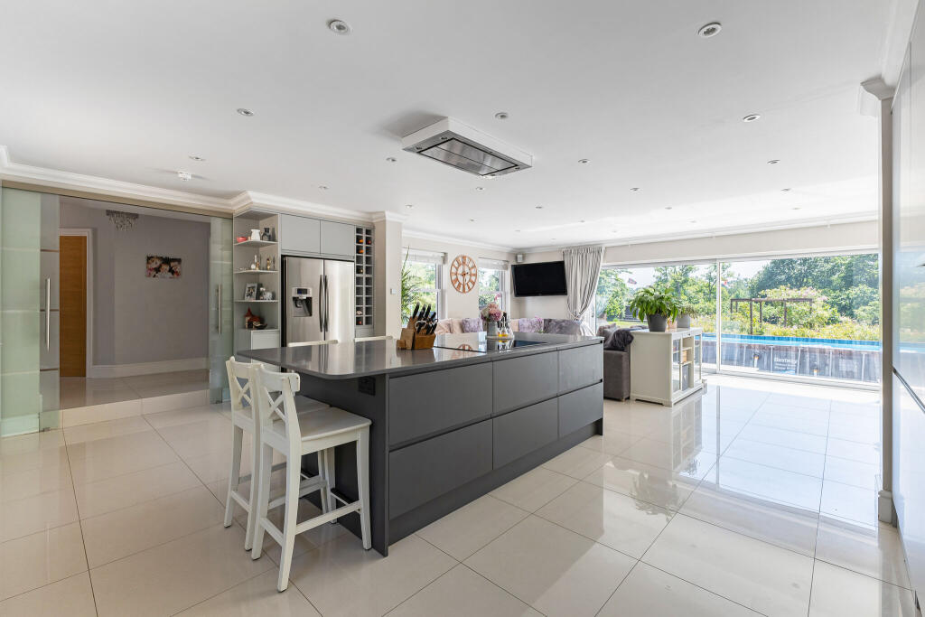 Reading Road, Eversley, RG27 - More