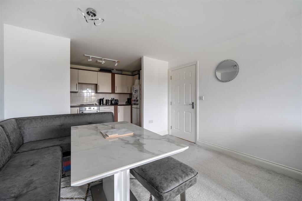 Apartment in Maidenhead, Fishery - View 4