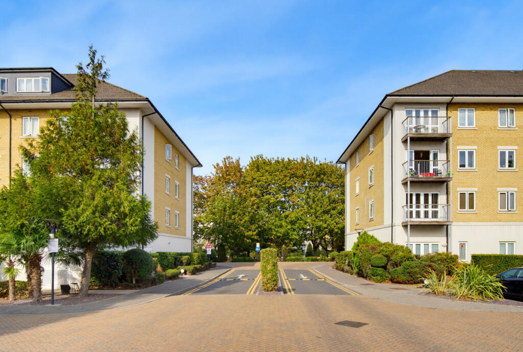 2-bed flat on Park Lodge Avenue, West Drayton, UB7, £325,000
