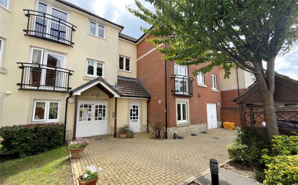 1-bed apartment on Lymington Road, Highcliffe, Christchurch, Dorset, BH23, £127,500