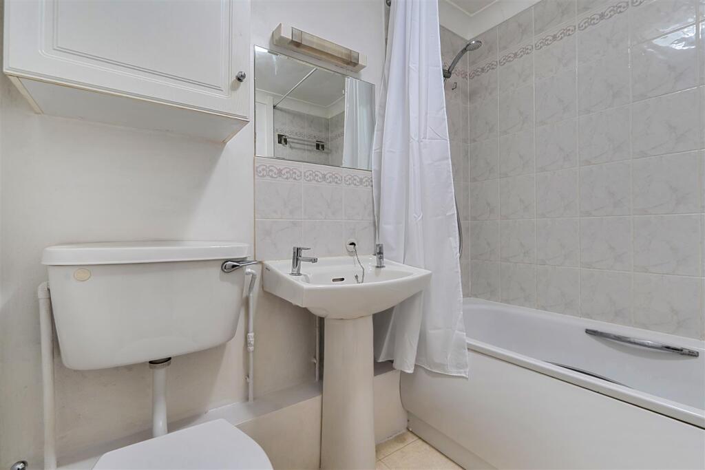 Apartment in Slough, Windsor and Maidenhead - View 3
