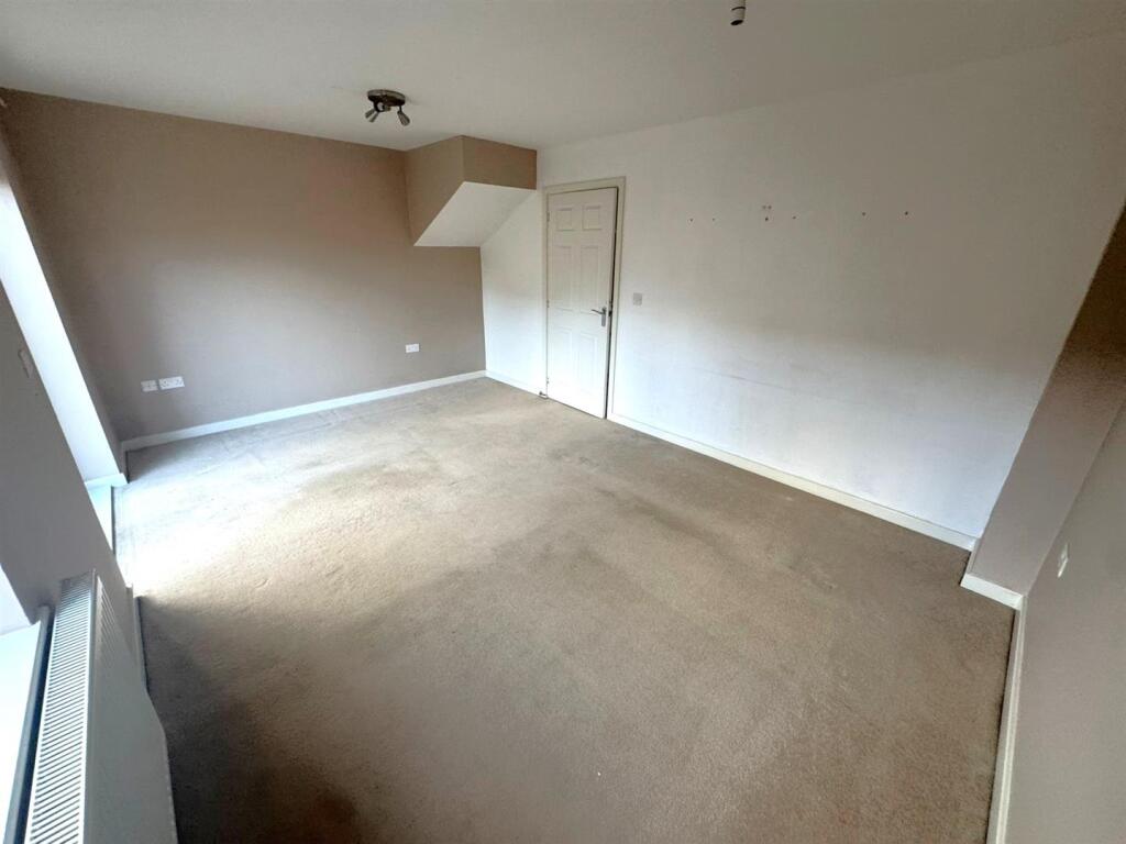 House in Northampton, North Northamptonshire - View 5