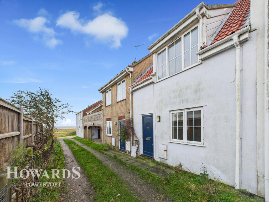 2-bed terraced on High Path, Kessingland, £190,000