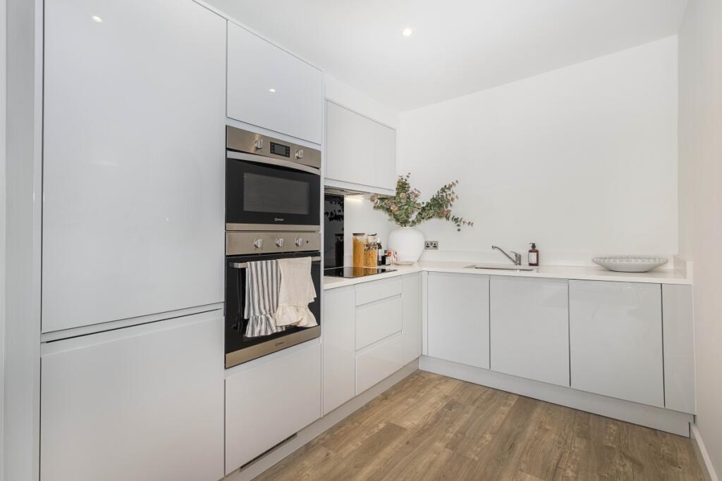 Apartment in Twickenham - View 5