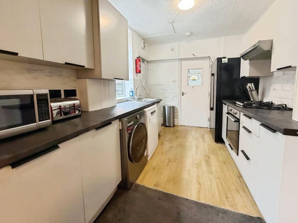 6 bedroom semi-detached house for rent