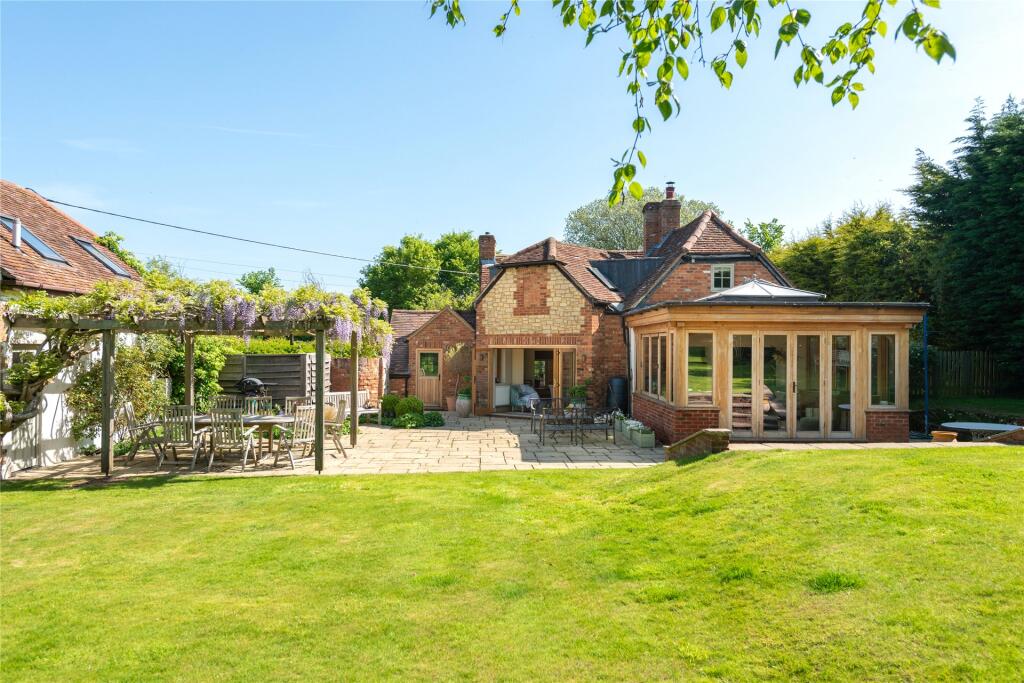 Eythrope Road, Stone, Aylesbury, Buckinghamshire, HP17 photo 2