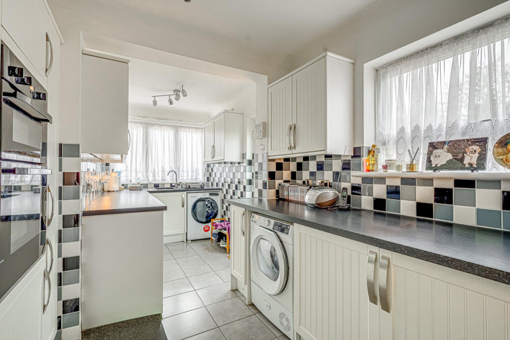 Briarwood Close, Leigh-on-sea, SS9 photo 4
