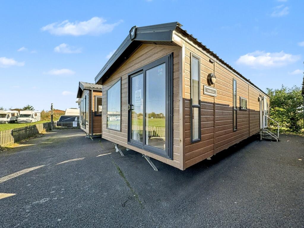 2-bed caravan on Pettaugh Road, Stonham Aspal, Stowmarket, IP14, £99,995