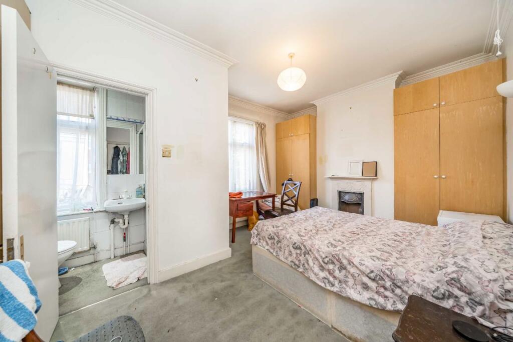 House in London, The Hyde, Hendon - More