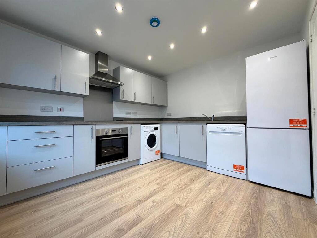 House in Wakefield, Jubilee Gardens, Outwood - View 2