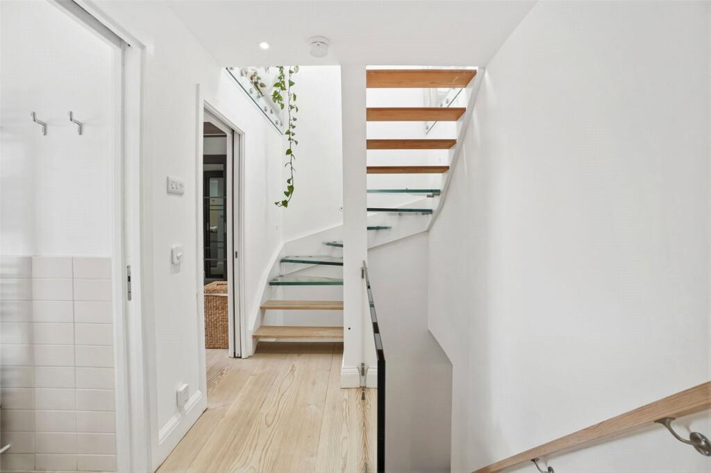 House in Twickenham - More