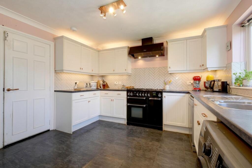 House in Wealden, Hailsham - More