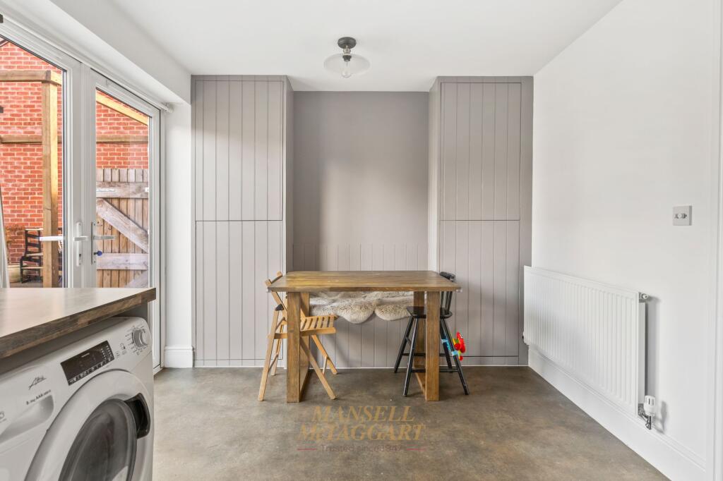 House in Reigate and Banstead, Greenfields, Horley - More