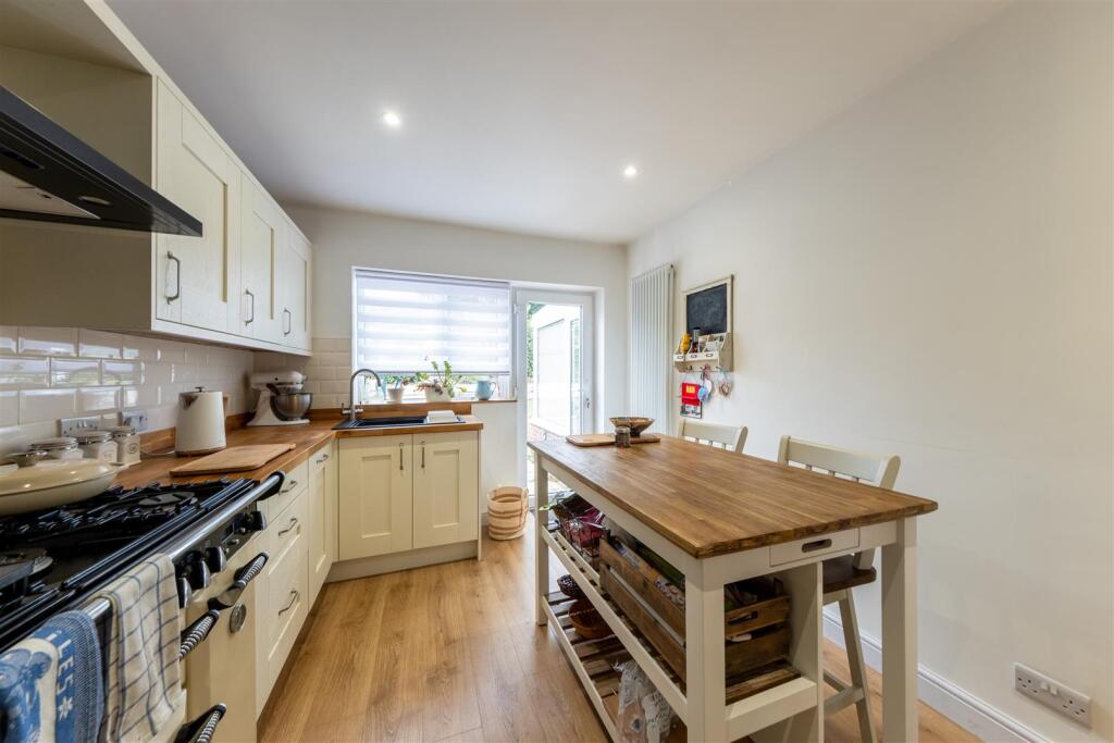 Windsor Close, Cuddington, Cheshire photo 4