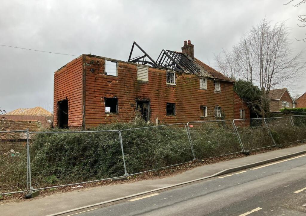 Studio detached on 18-20 Lewes Road, Ridgewood, Uckfield, TN22 5SN, £400,000