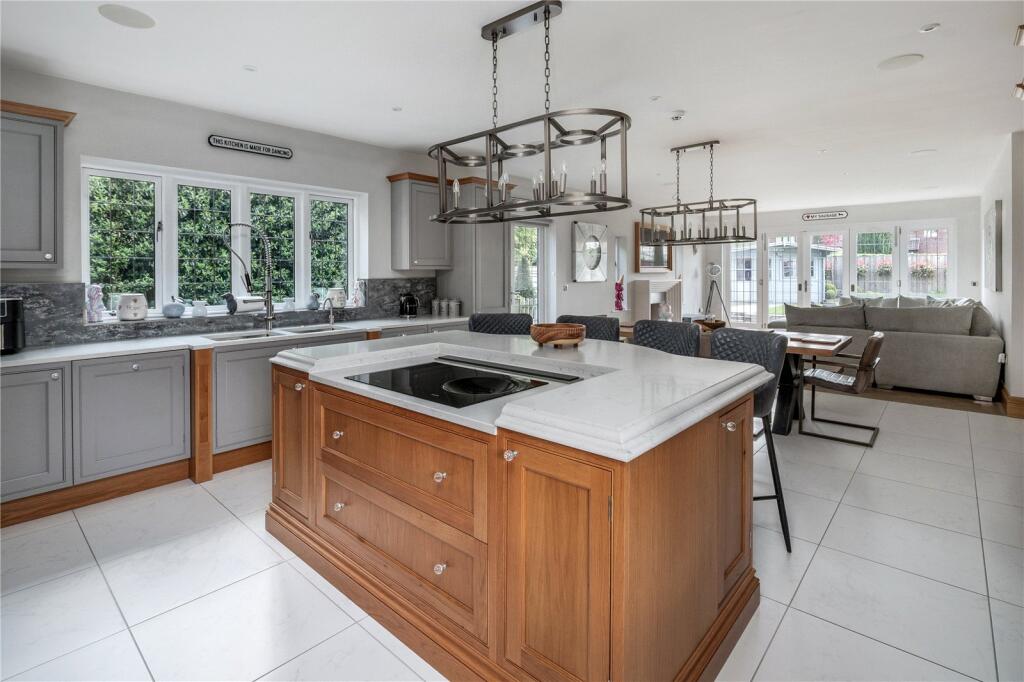 Yew Tree Way, Prestbury, Macclesfield, Cheshire, SK10 photo 4