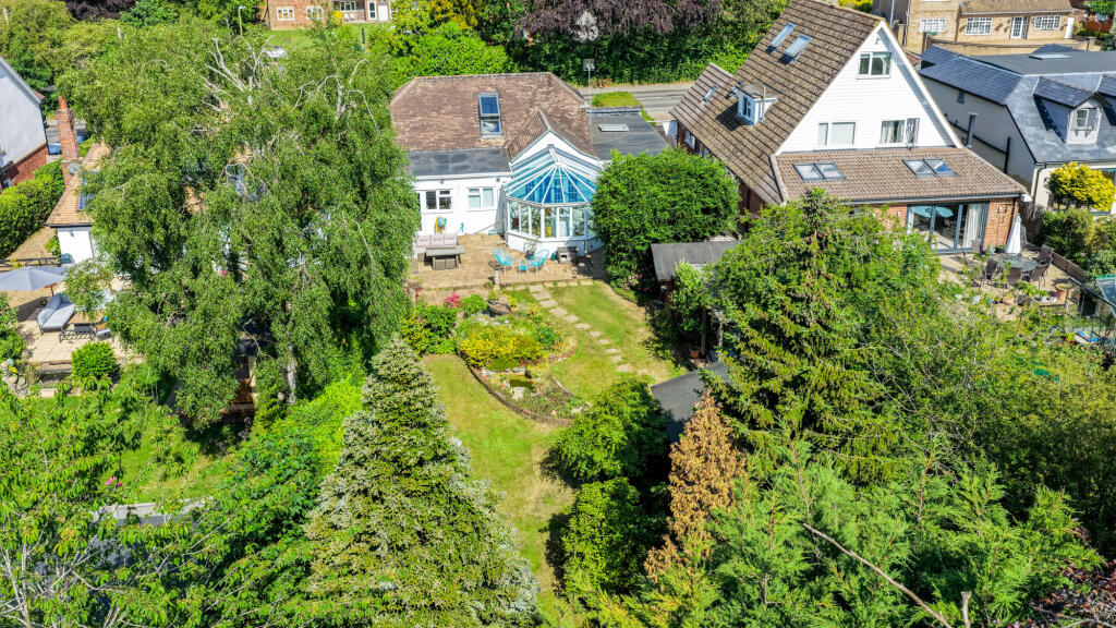 Main image of property: Chesham Road, Bovingdon, HP3