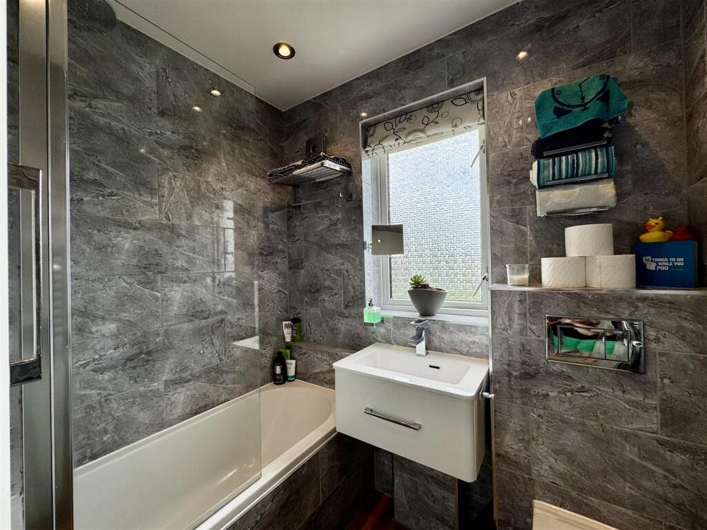 Chaucer Close, Honley, Holmfirth, HD9 6EN photo 4