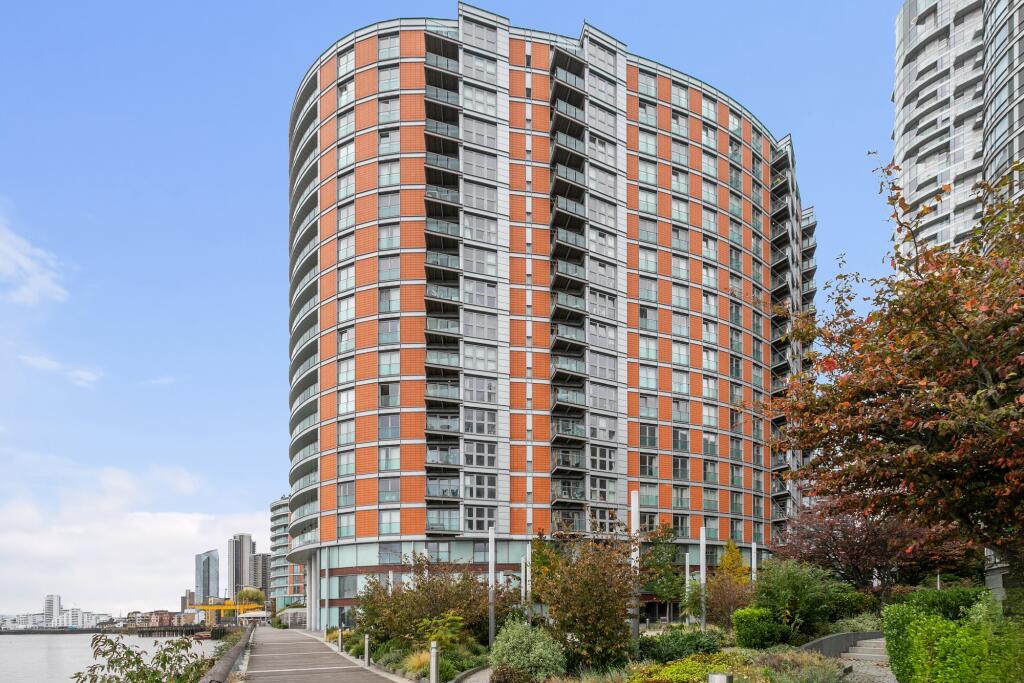 Studio flat on New Providence Wharf, London, E14, £255,000