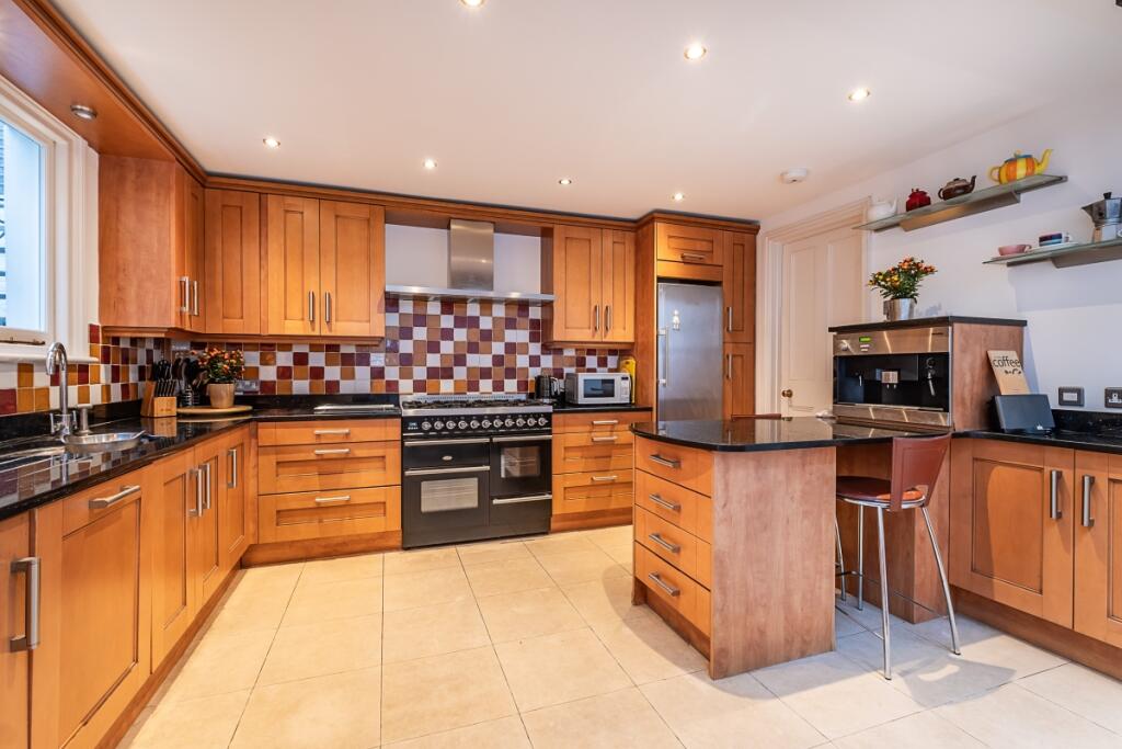 4 bedroom end of terrace house for rent