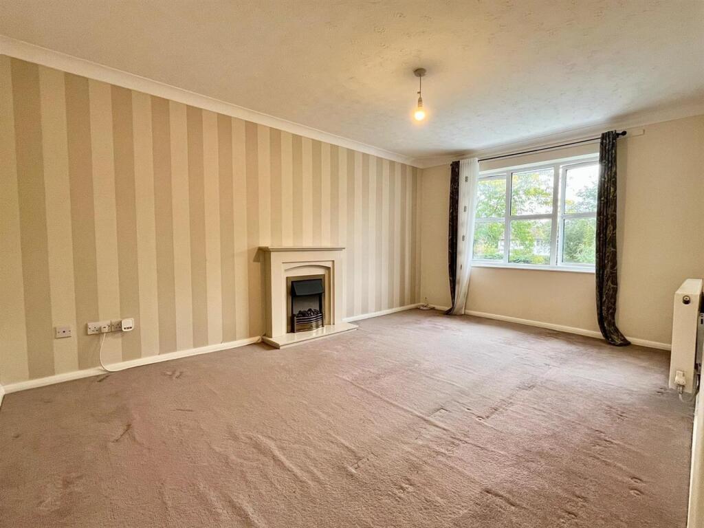 Apartment in Sutton Coldfield, Walmley Ash - View 2